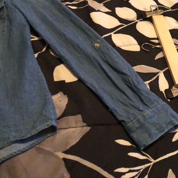 Blue jean shirt with white lace on back - Picture 4 of 6